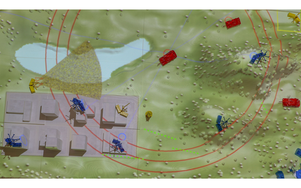 Modèle de terrain du projet avec des capteurs et des brouilleurs qui émettent des signaux