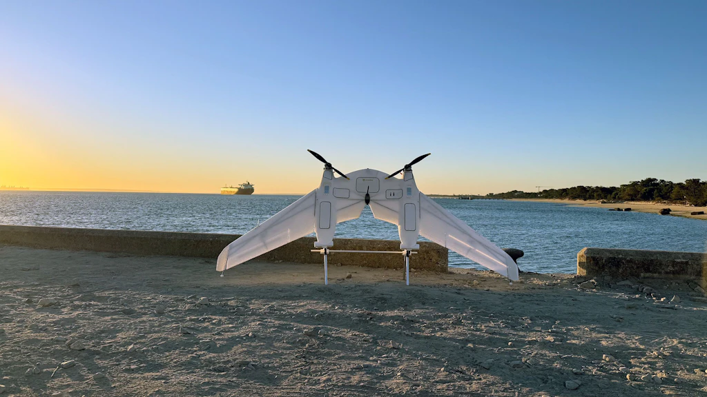 L'Avientus P3, prêt à décoller sur la plage de Troia au coucher du soleil