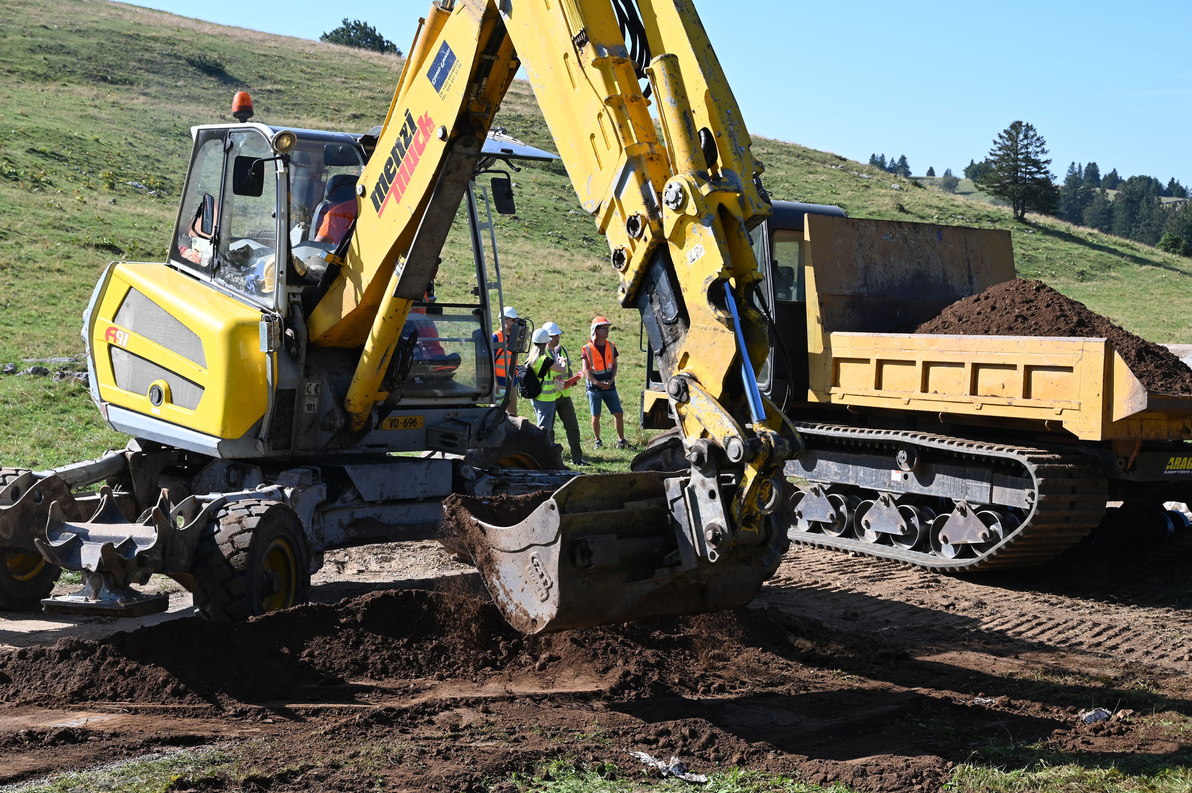 Afin de préserver le sol, les matériaux d’excavation sont transportés vers le lieu de chargement avec un véhicule à chenilles. 