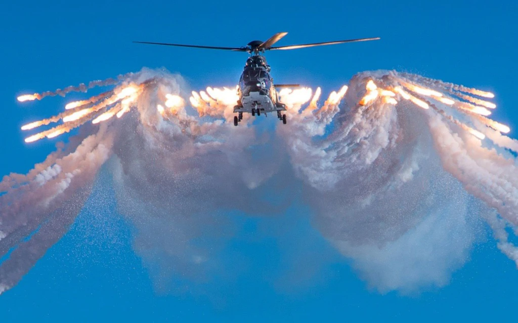 Hélicoptère de transport Cougar lors du tir de leurres du système d’autoprotection