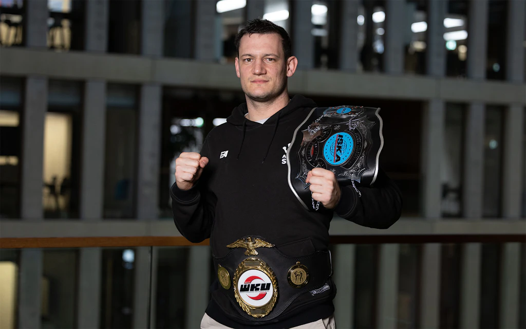 Nicolas Burkhalter est double champion suisse de kickboxing.