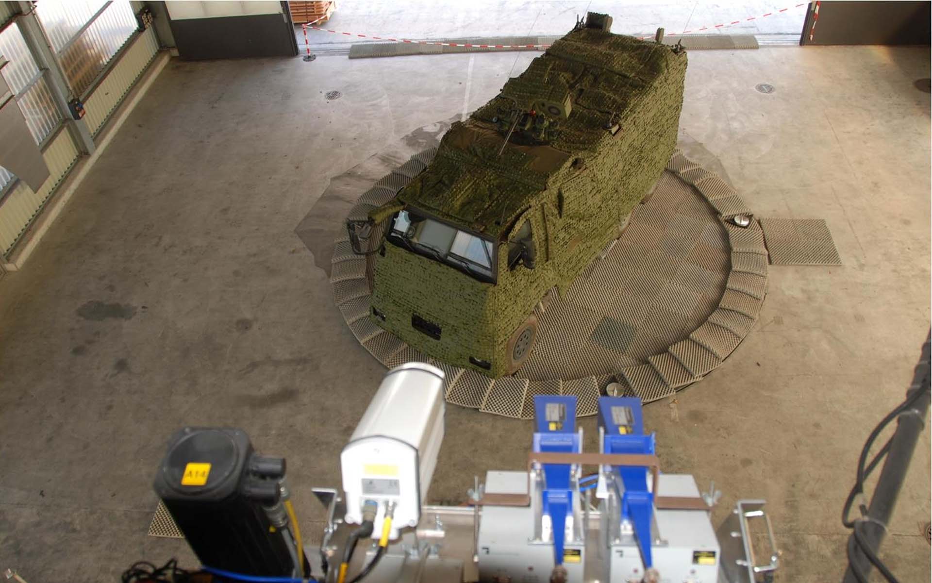 Un GMTF camouflé se trouve dans un hall de mesure