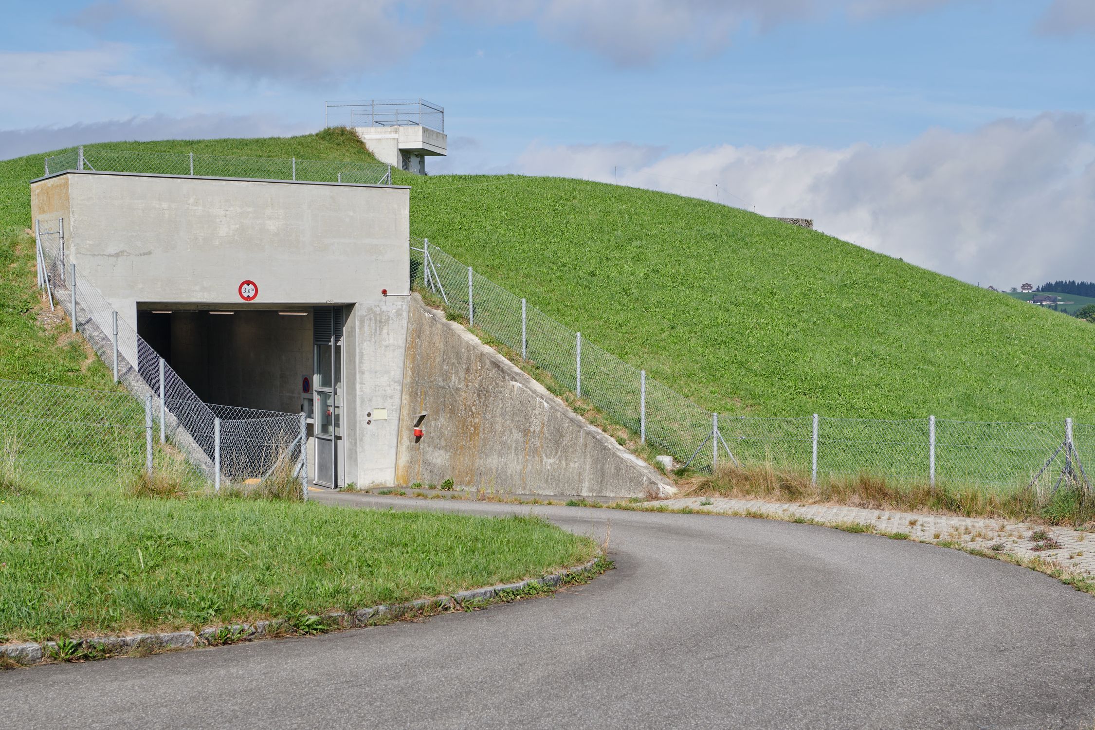 Hôpital militaire, installation hospitalière protégée, bunker, souterrain, entrée, accès