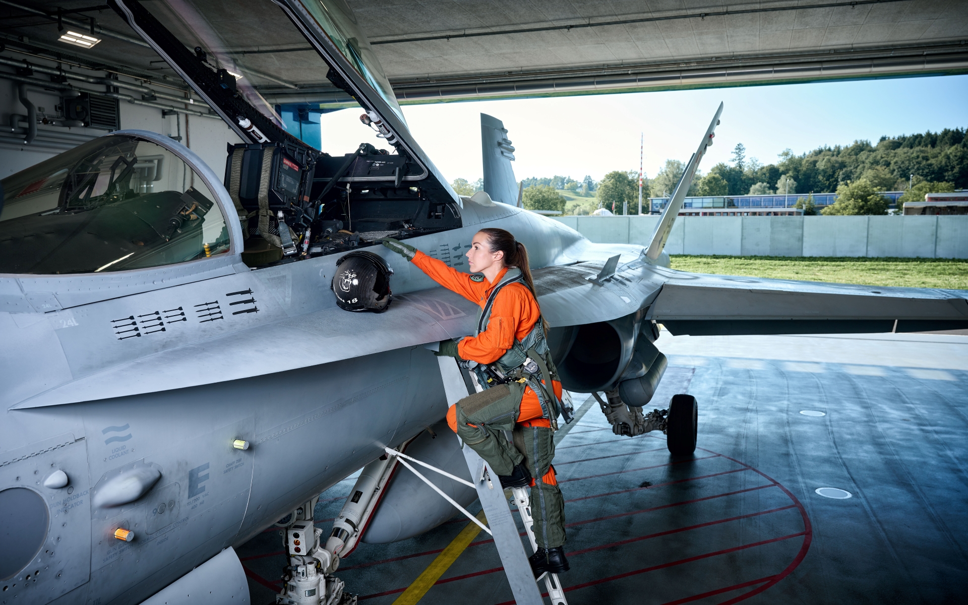 Une fille s'occupe de l'entretien d'un avion