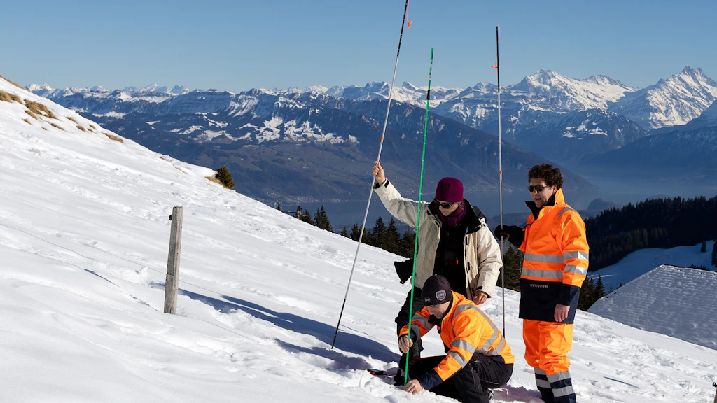 Les employés s'entraînent à émettre un signal en cas d'avalanche