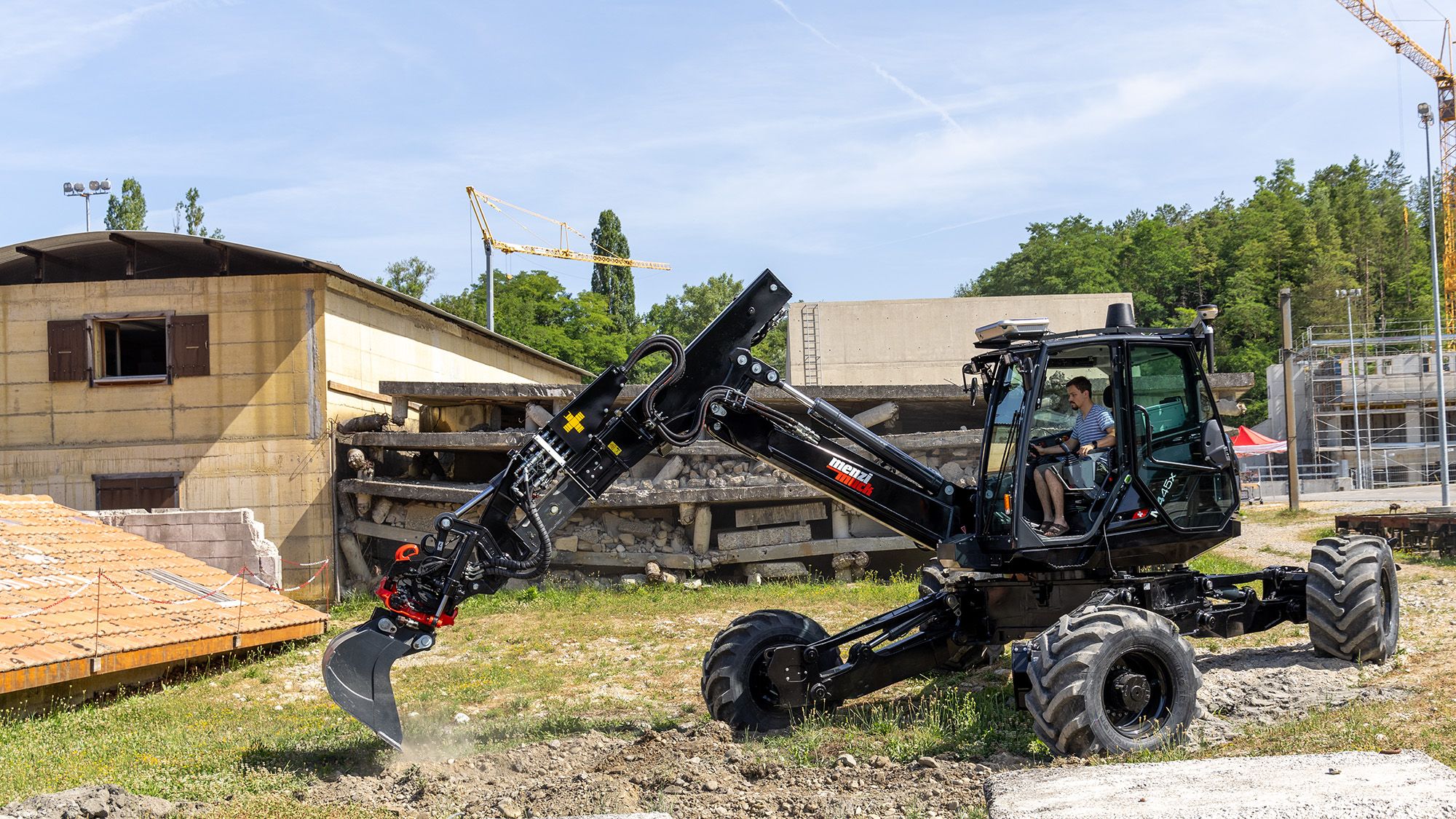 La pelle robotisée de Menzi Muck est stationnée sur le terrain du village d’exercice d’Epeisses. 