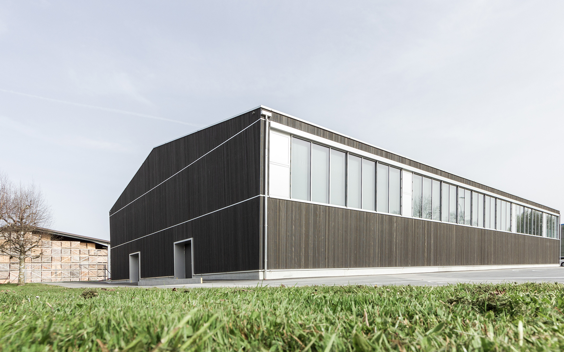 Vue extérieure de la halle à usages multiples rénovée de la caserne d’aviation de Payerne