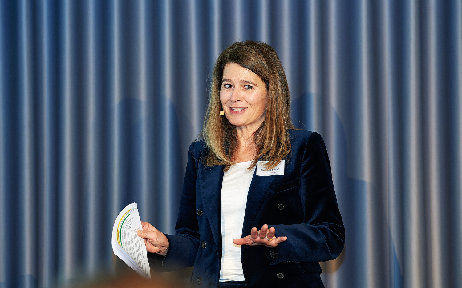 Jacqueline Stampfli médiatrice du symposium sur les textiles 2024. 