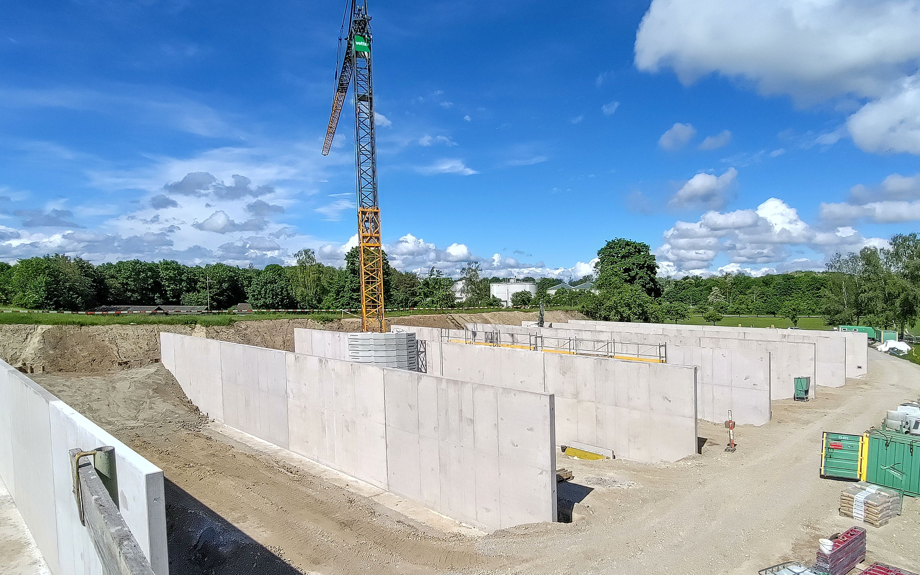 Les six nouvelles installations de tir à courte distance réduisent les émissions sonores dans les environs grâce aux murs de protection d’une hauteur de 4,5 mètres.