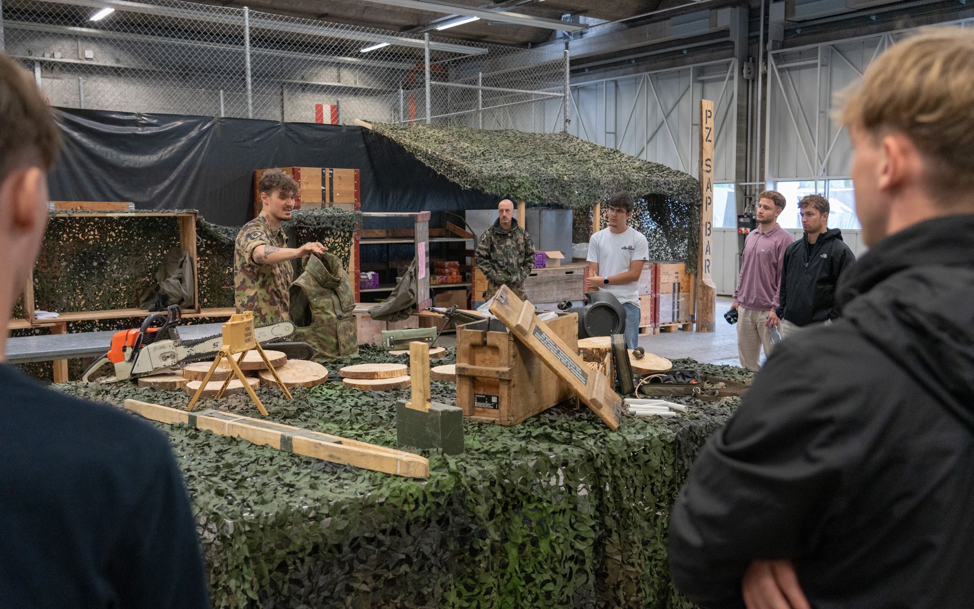 Les apprenti-e-s ont eu un aperçu passionnant du groupe de chars 21.