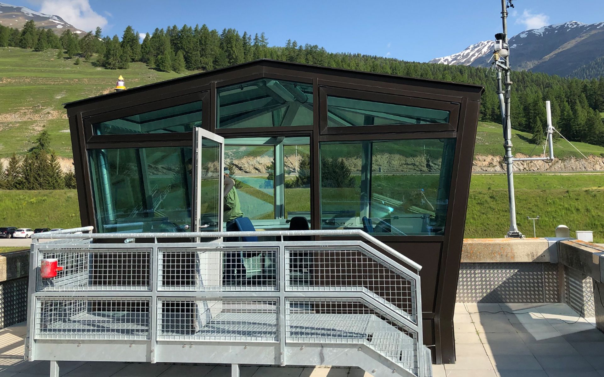 Si un contrôleur aérien ou un directeur de tir est dans la cabine, il peut décider d'autoriser ou d'interdire le survol.