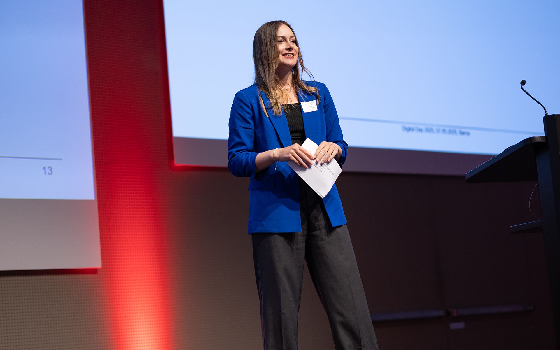 Laura Gross, Social Media Manager armasuisse présente son exposé sur la contrôle central contre diffusion virale: newsroom et réseaux sociaux en interaction