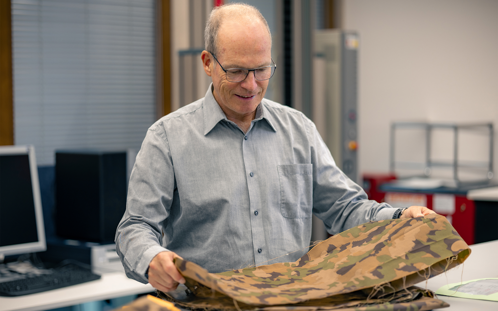 Oskar avec un morceau de tissu du motif de camouflage