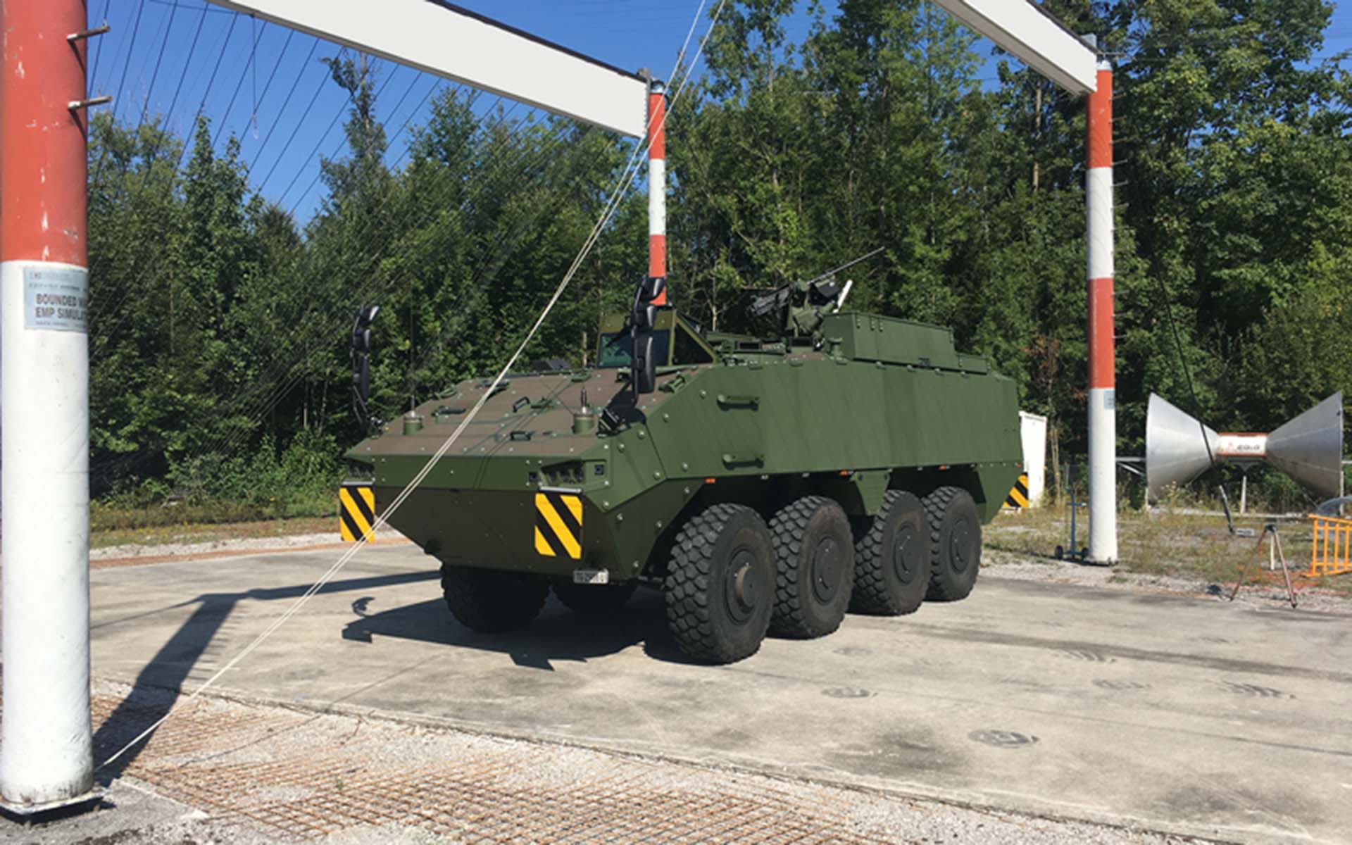 Un piranha se tient sur un champ de mesure