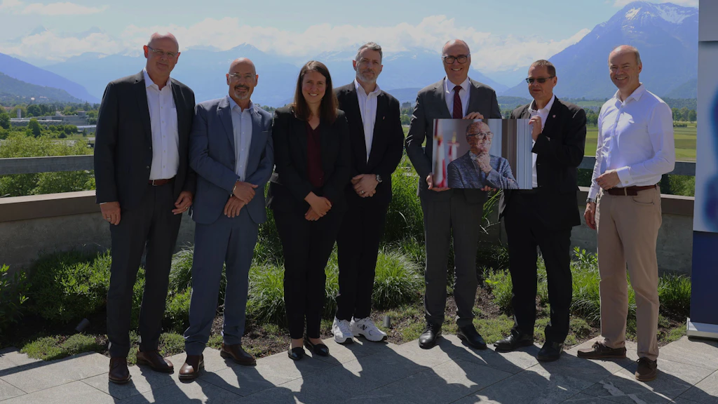 Sept personnes en ligne devant le décor de l'Eiger, du Mönch et de la Jungfrau