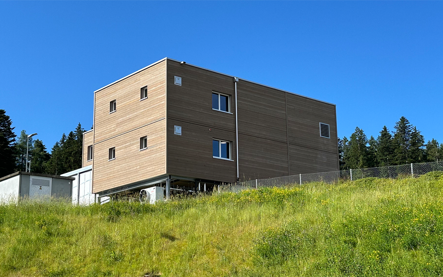 Grâce aux éléments modulaires en bois, le bâtiment est relativement facile à démonter et à remonter sur un autre site.