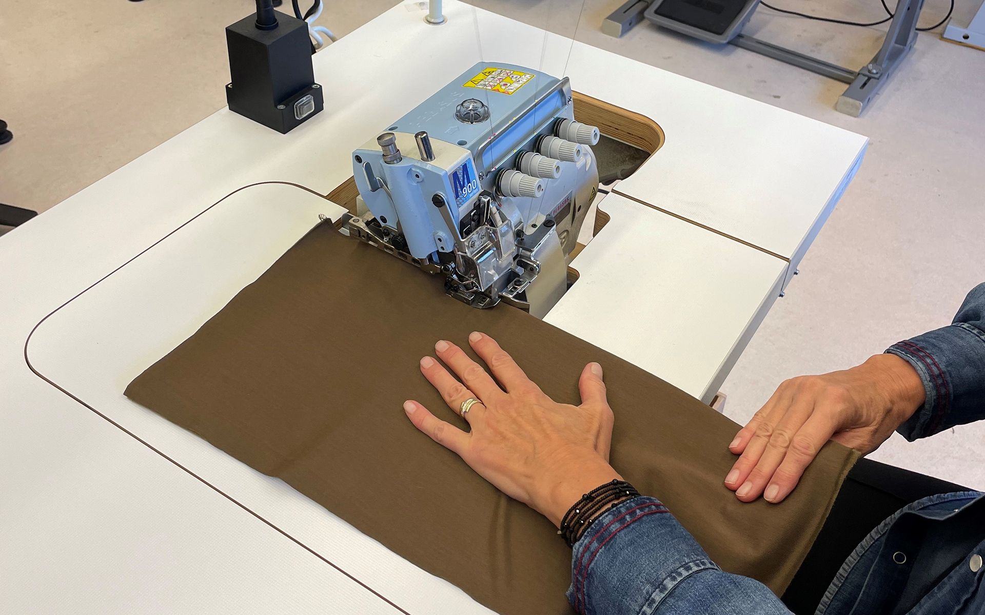 Collaboratrice effectuant des travaux de couture sur une machine à coudre