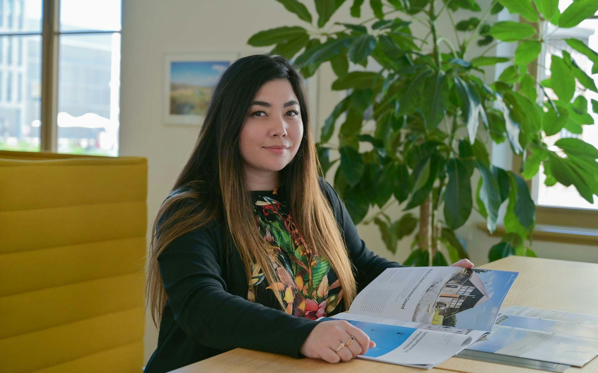 Lea Alves lit un article dans armafolio