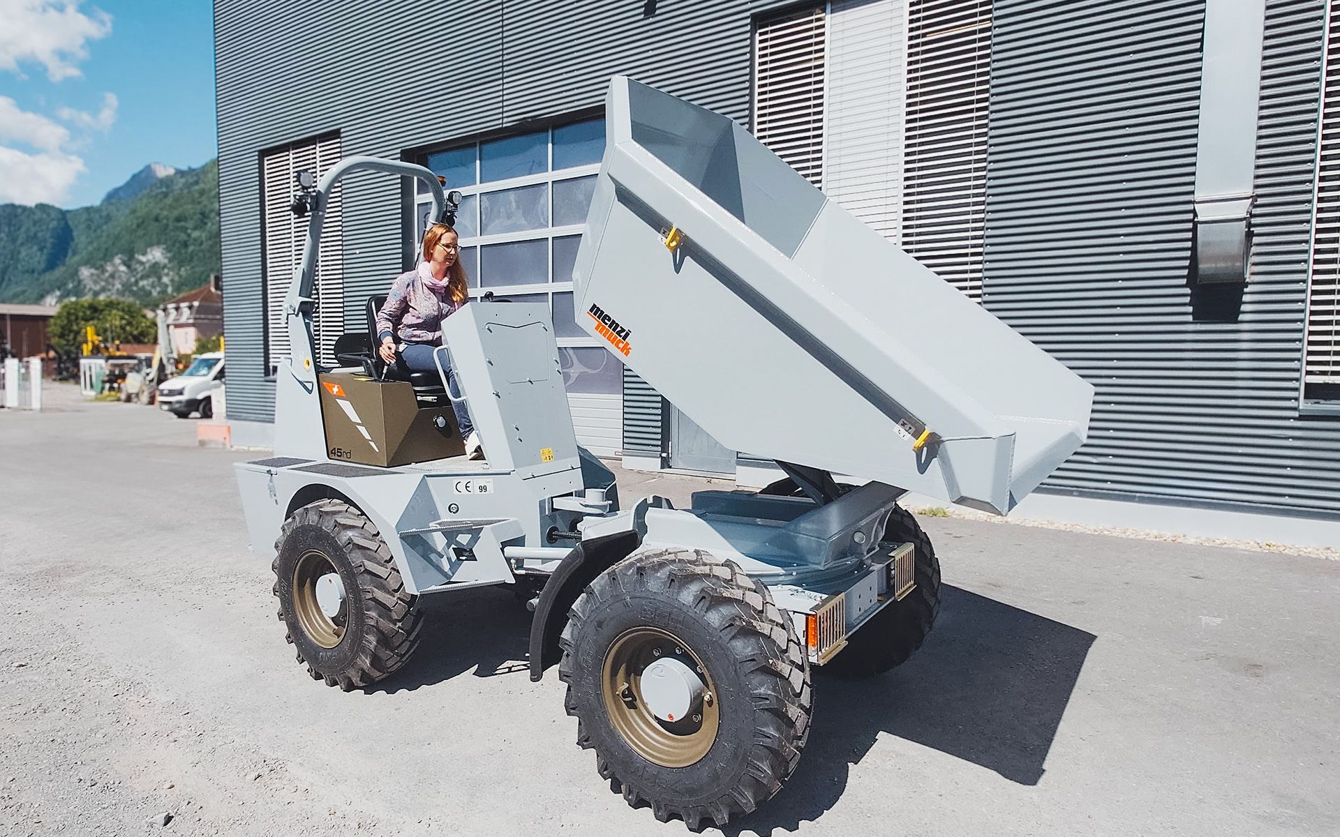 Dumper sur pneus en action – Aileen Schmidt, cheffe de projet, teste le dumper sur pneus.