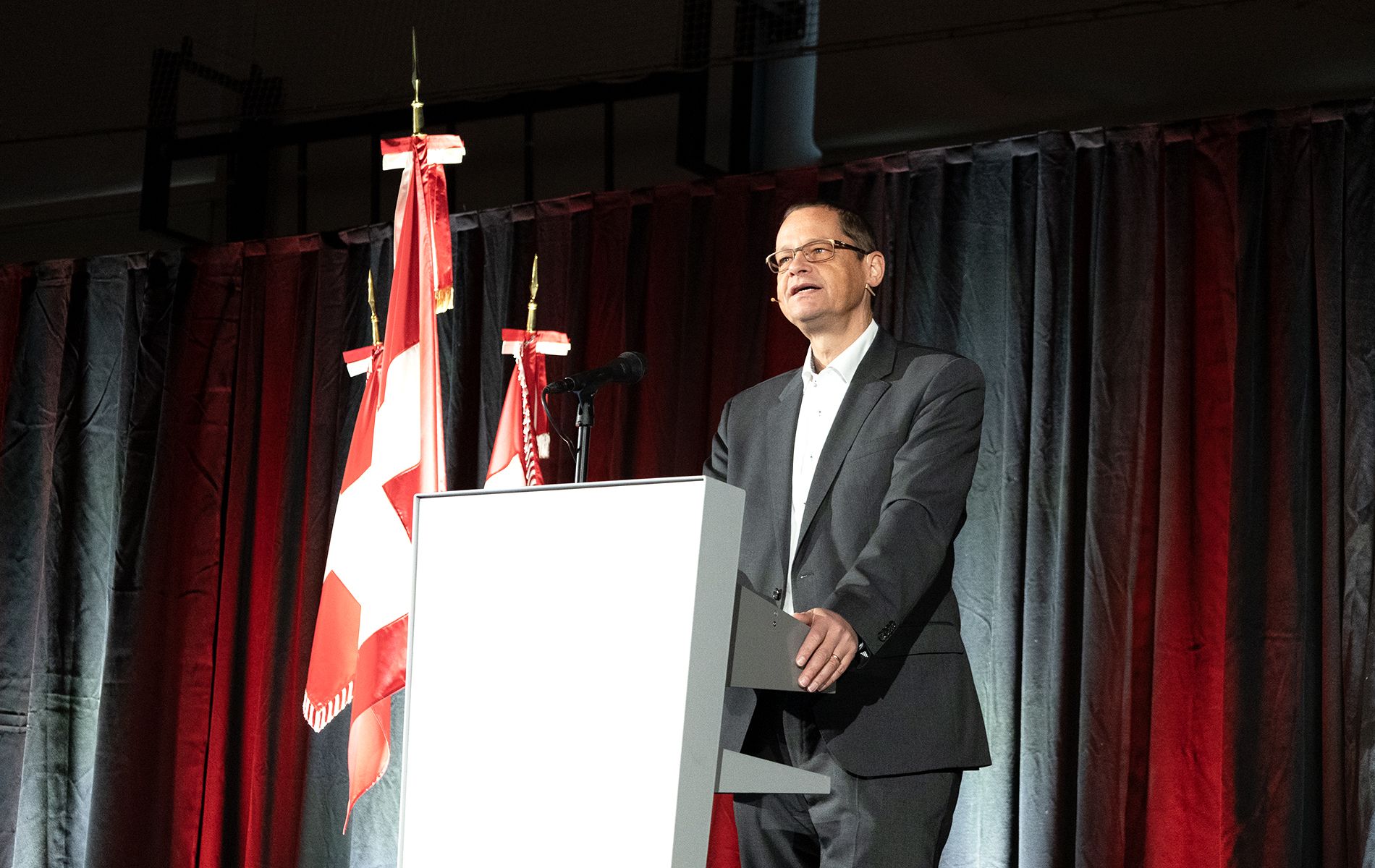 Image du directeur général de l'armement Urs Loher pendant son discours