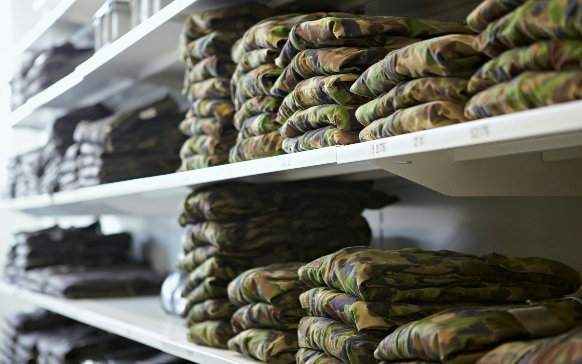 Etagère sur laquelle sont stockées les tenues de camouflage de l'armée.