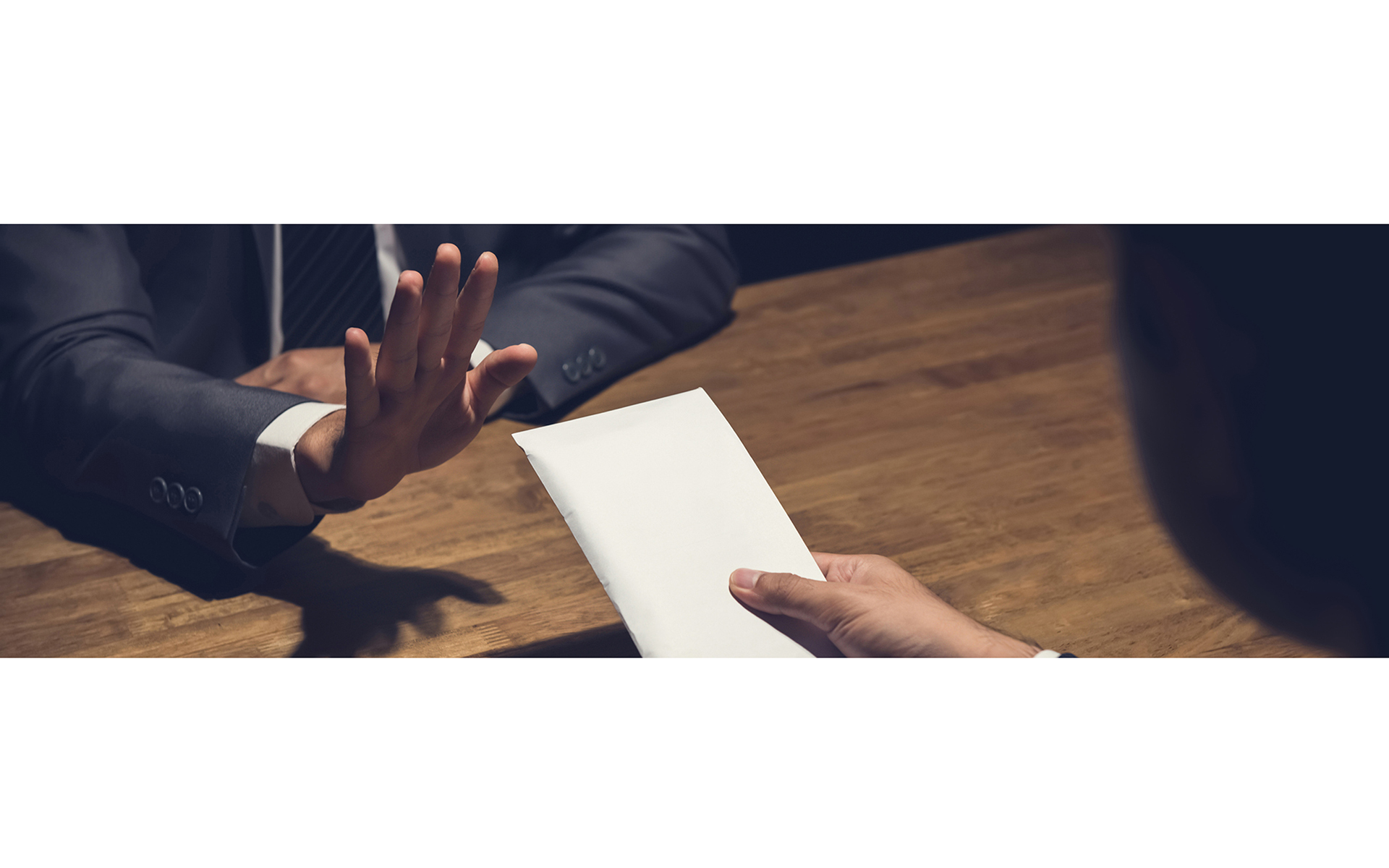 Un homme d'affaires refuse l'enveloppe blanche offerte par son partenaire dans l'obscurité - Anti-corruption concept