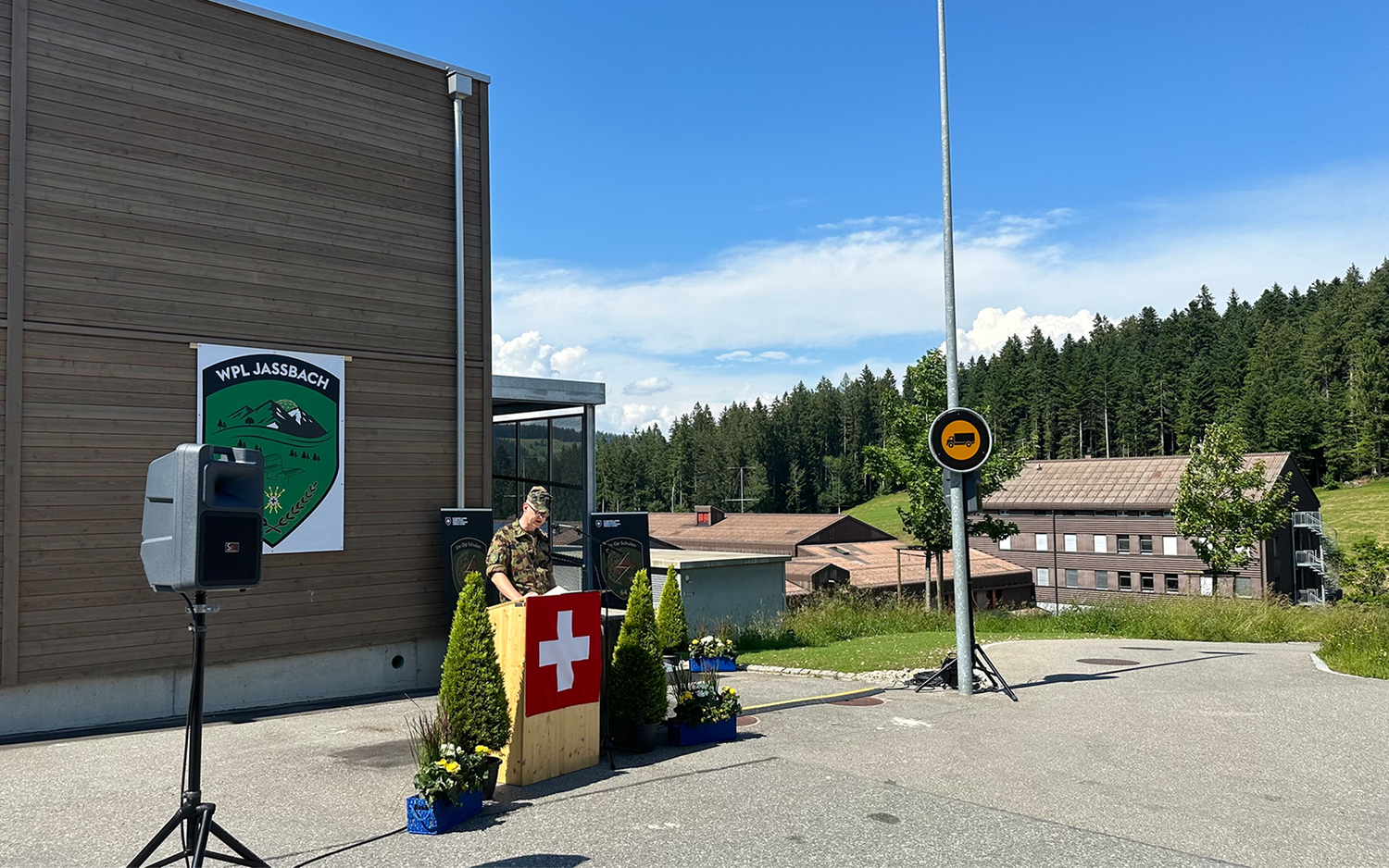 Lors de la remise du bâtiment d'instruction, le commandant de la place d'armes, le colonel EMG Marcin Moras, a remercié l'armée pour la rapidité et la précision de la mise en œuvre. 