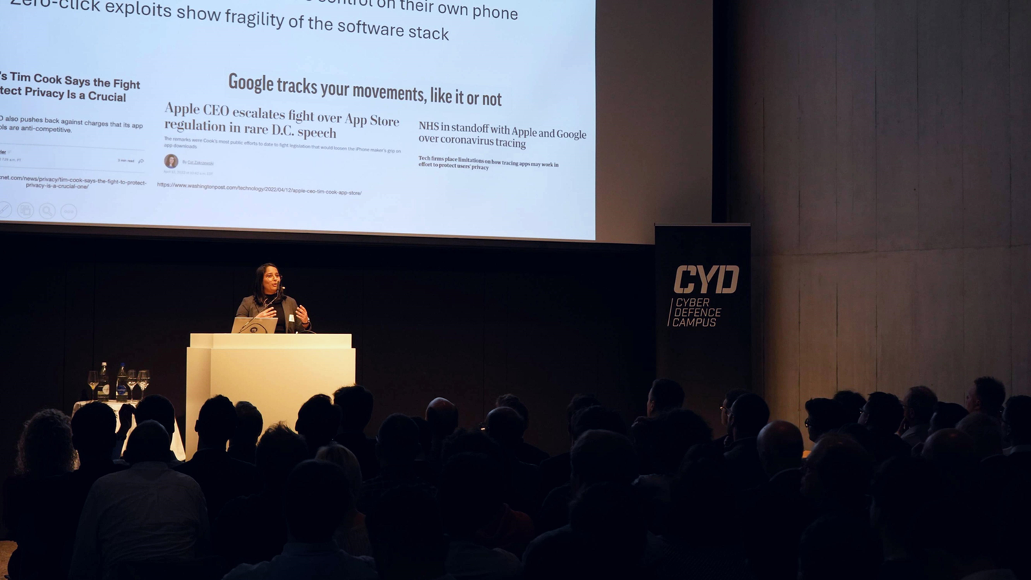 Femme s'adressant à l'auditoire.