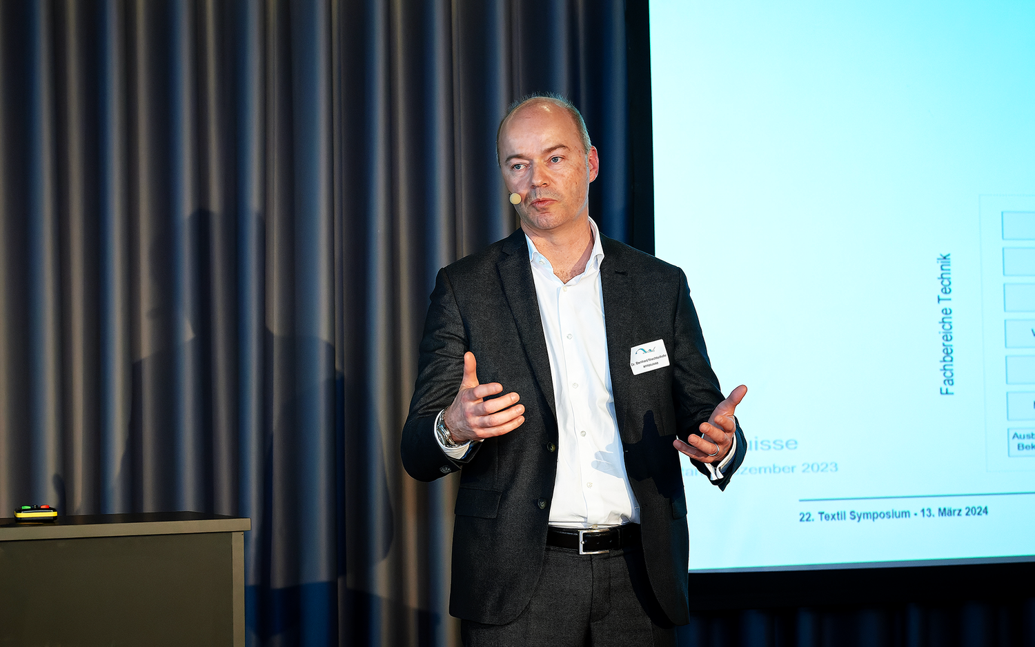 Bernhard Knechtenhofer lors de son discours au symposium sur les textiles 2024. 