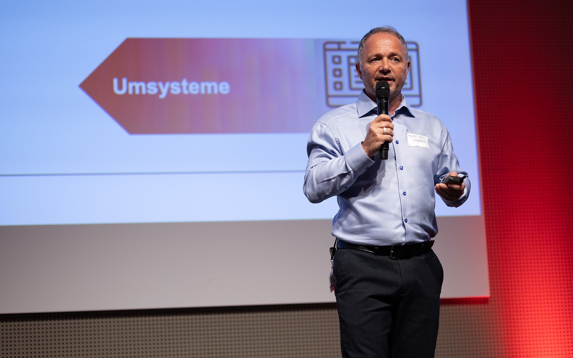 Expert en gestion des données Giuseppe Acciardi présente son exposé sur BIM/SIG: penser en mode numérique, appliquer dans le monde réel