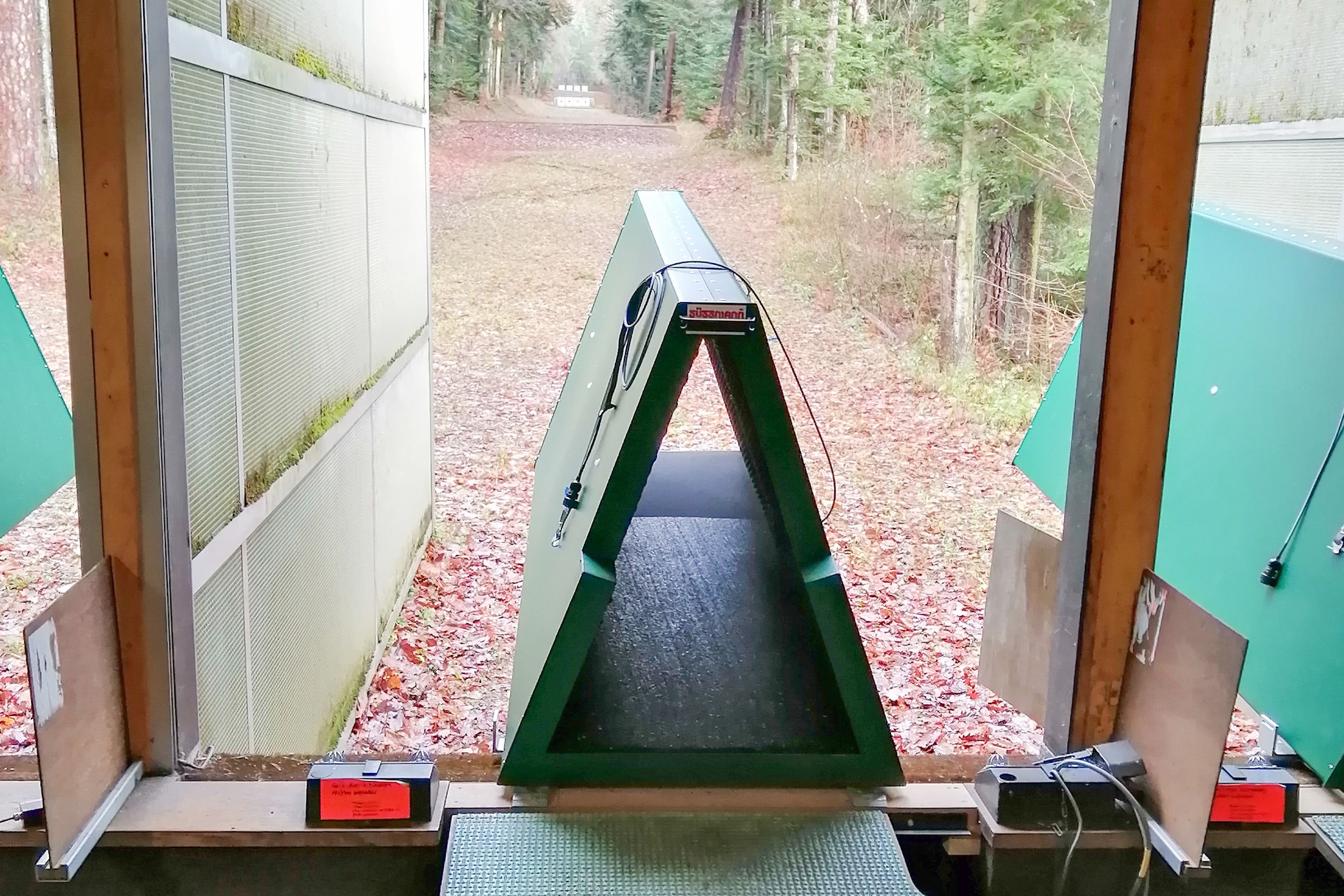 Image d'un tunnel de tir avec vue sur les cibles au loin.
