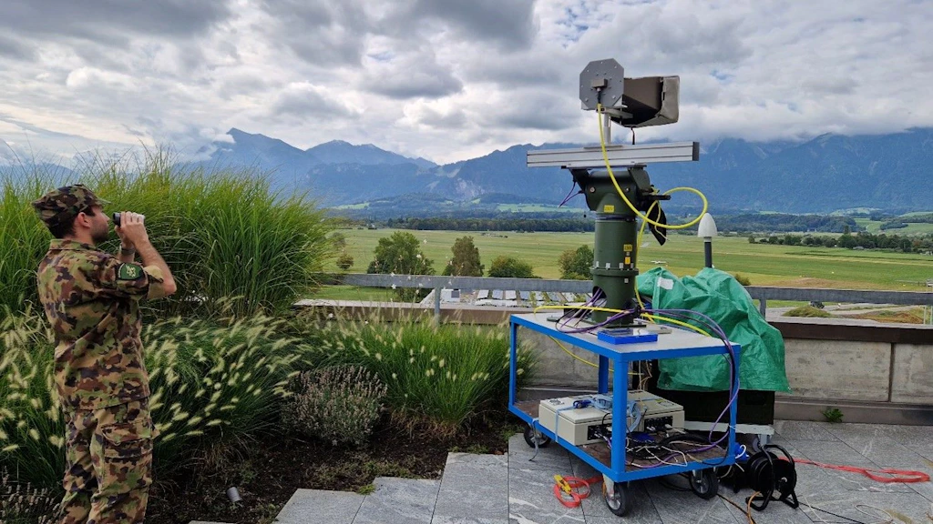 Un montage expérimental avec le système développé en interne, en service jusque-là, dans les locaux d’armasuisse S+T, lors d’une opération conjointe avec les Forces aériennes. Il va bientôt être remplacé par le radar de recherche du Rapier dans une version modifiée.