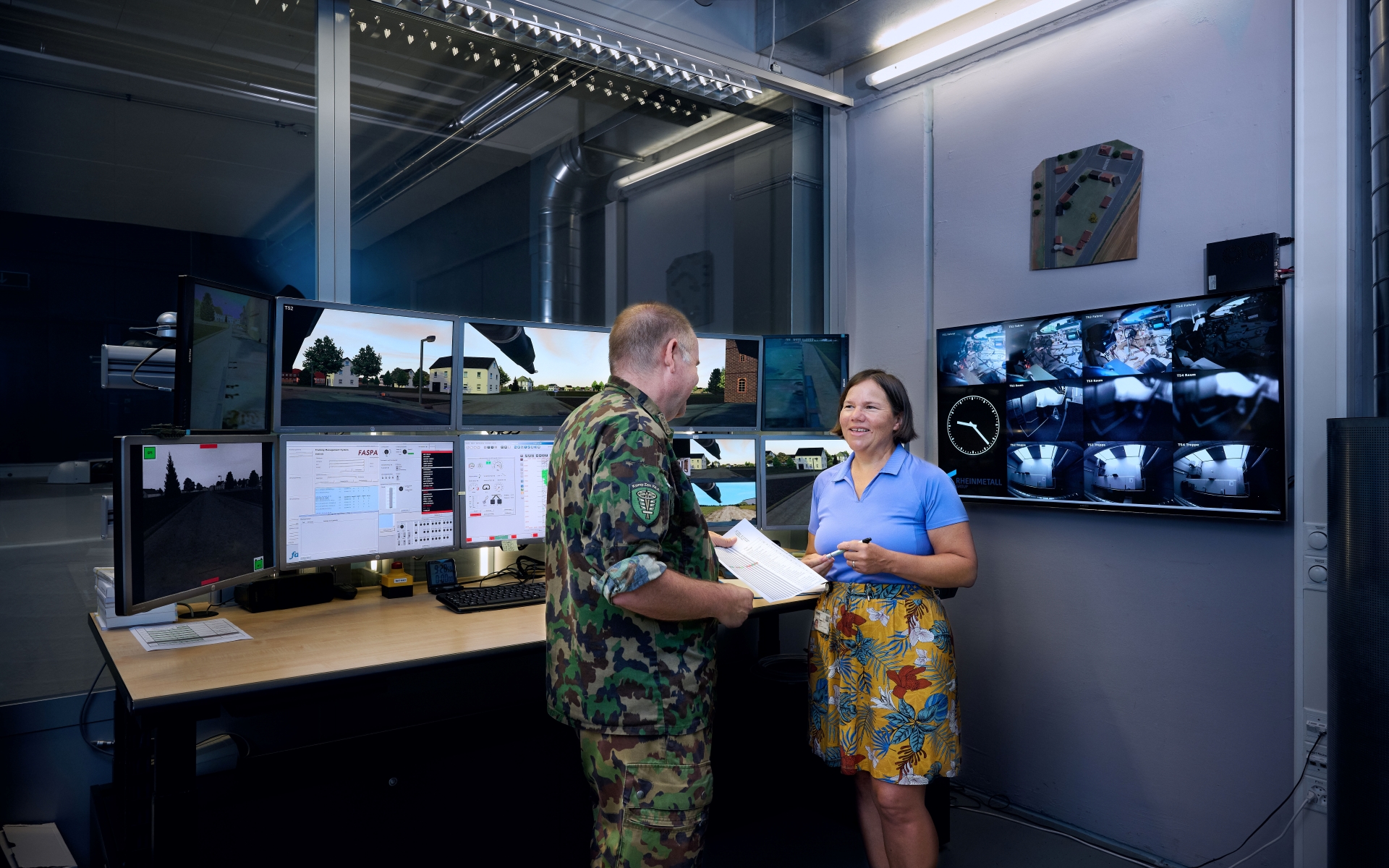 Un soldat et une dame parlent de sécurité