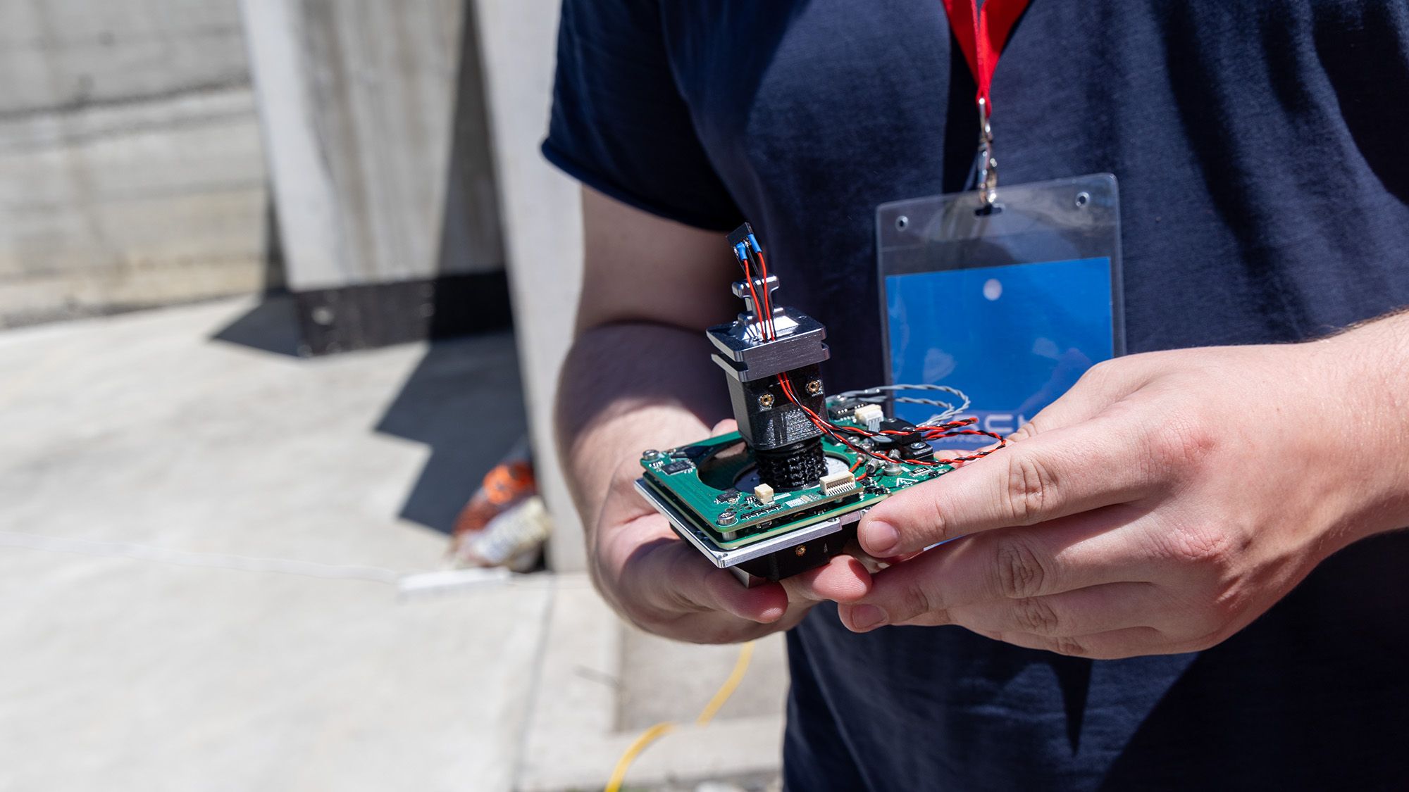 Un chercheur de l’équipe Magnecko tient dans sa main le nouveau pied magnétique du prototype. 