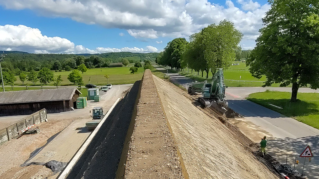 Le nouveau pare-balles empêche la propagation du bruit et protège l’environnement des pollutions dues aux exercices de tir.