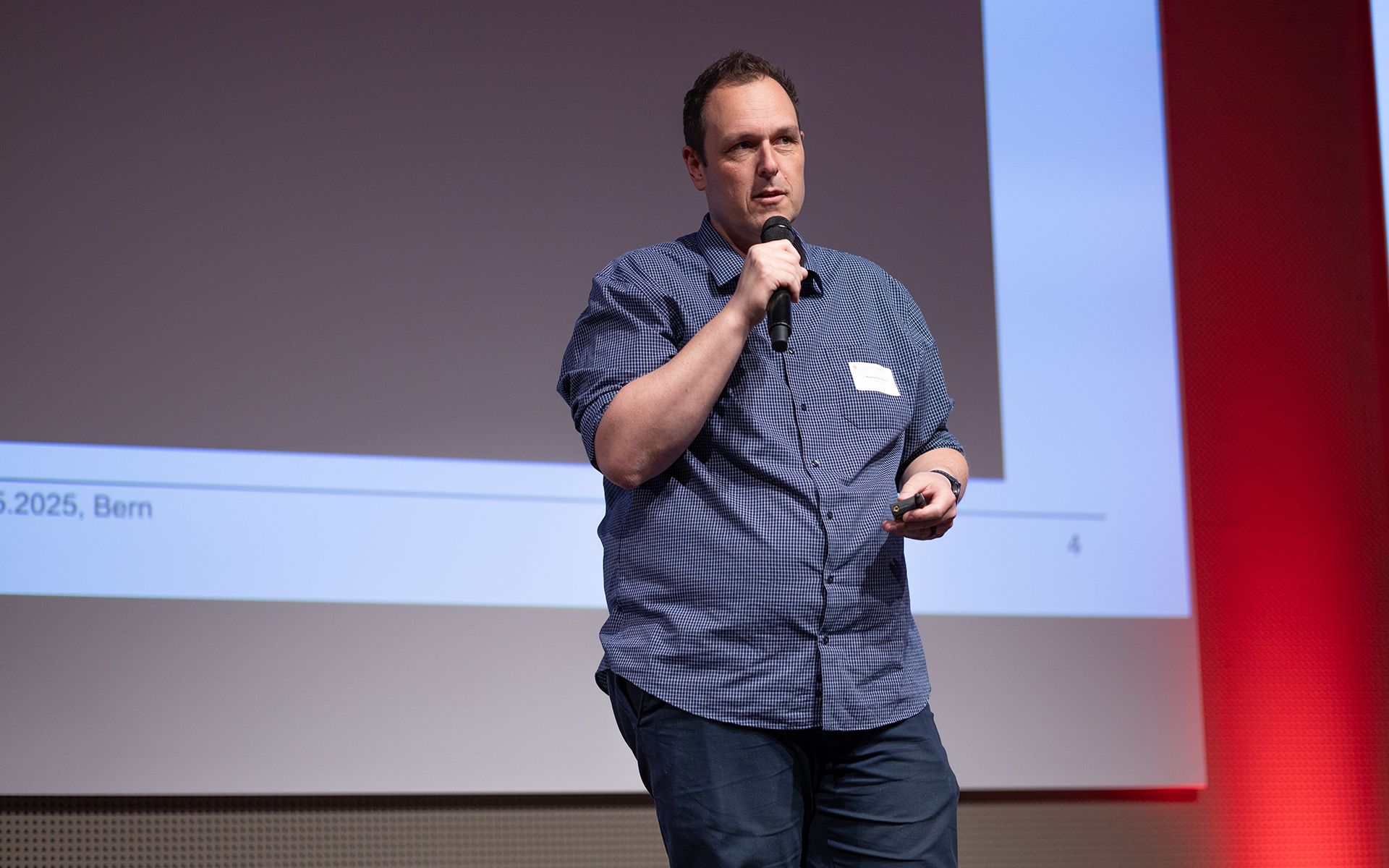 Expert en gestion des données Roland Herrmann présente son exposé sur BIM/SIG: penser en mode numérique, appliquer dans le monde réel