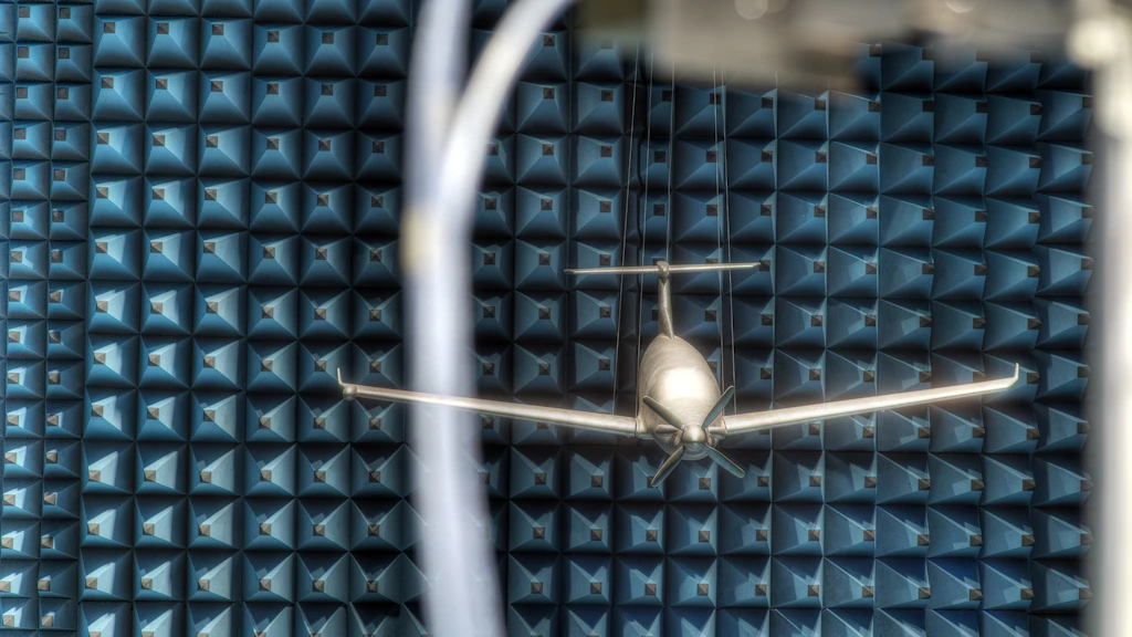 Image d'un modèle réduit d'avion dans une chambre sans écho