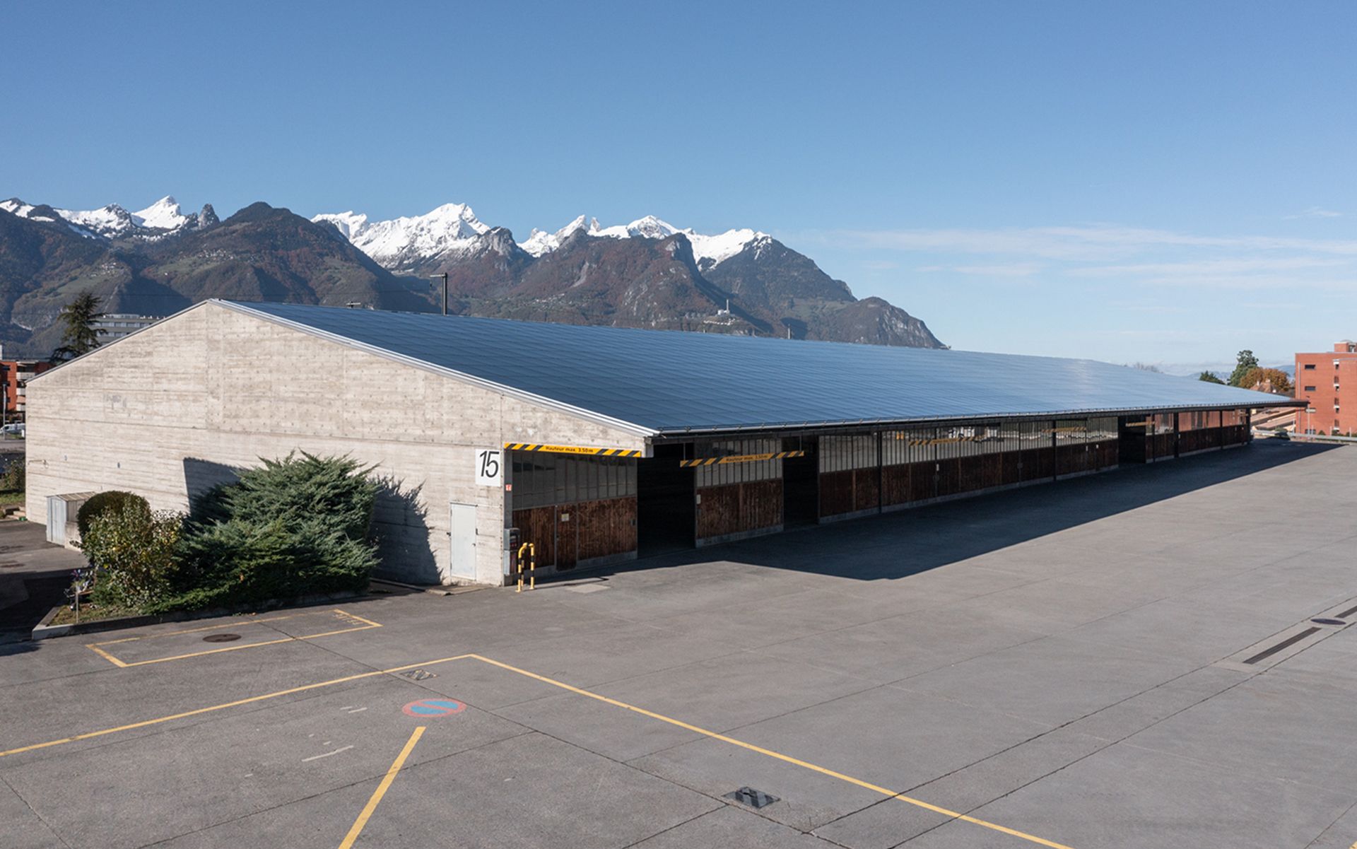 La halle n° 15 située à Aigle, qui produit jusqu’à 640 000 kWh par an avec des modules photovoltaïques verre-verre, est un modèle pour d’autres projets futurs.