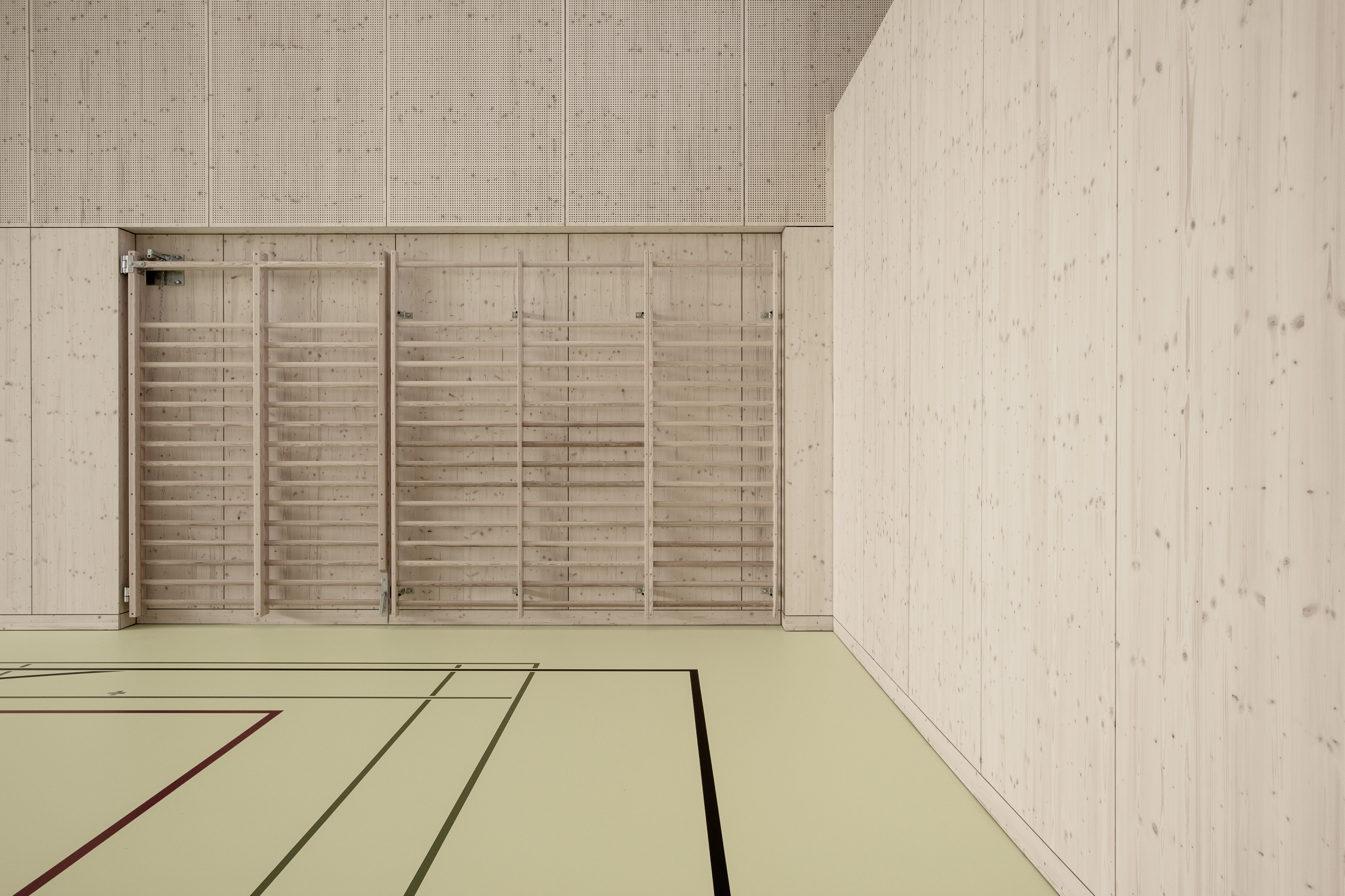 Vue de l'intérieur de la halle à usages multiples rénovée de la caserne d’aviation de Payerne