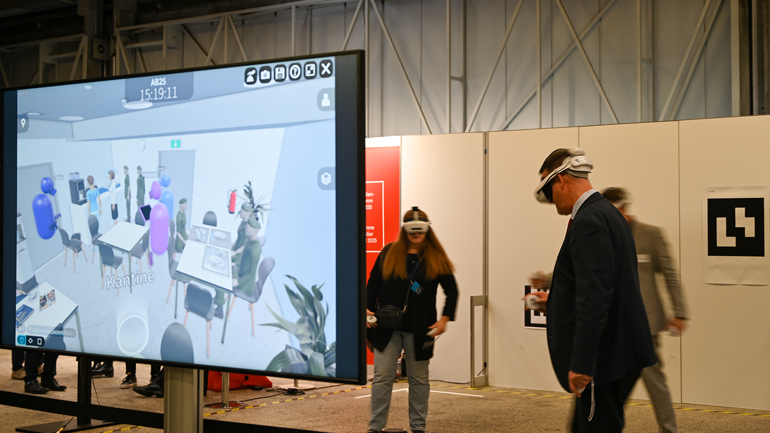 Les visiteurs découvrent le centre médical (CMR) au moyen de la réalité virtuelle. Ainsi, des processus tels que le transport des patientes et des patients peuvent être vérifiés avant le début de la construction.