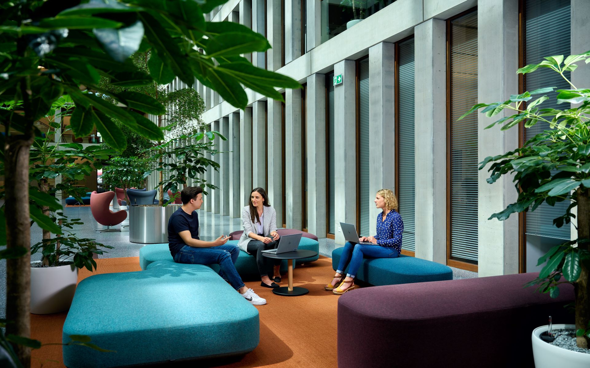 Trois personnes au bureau participent à une séance de brainstorming