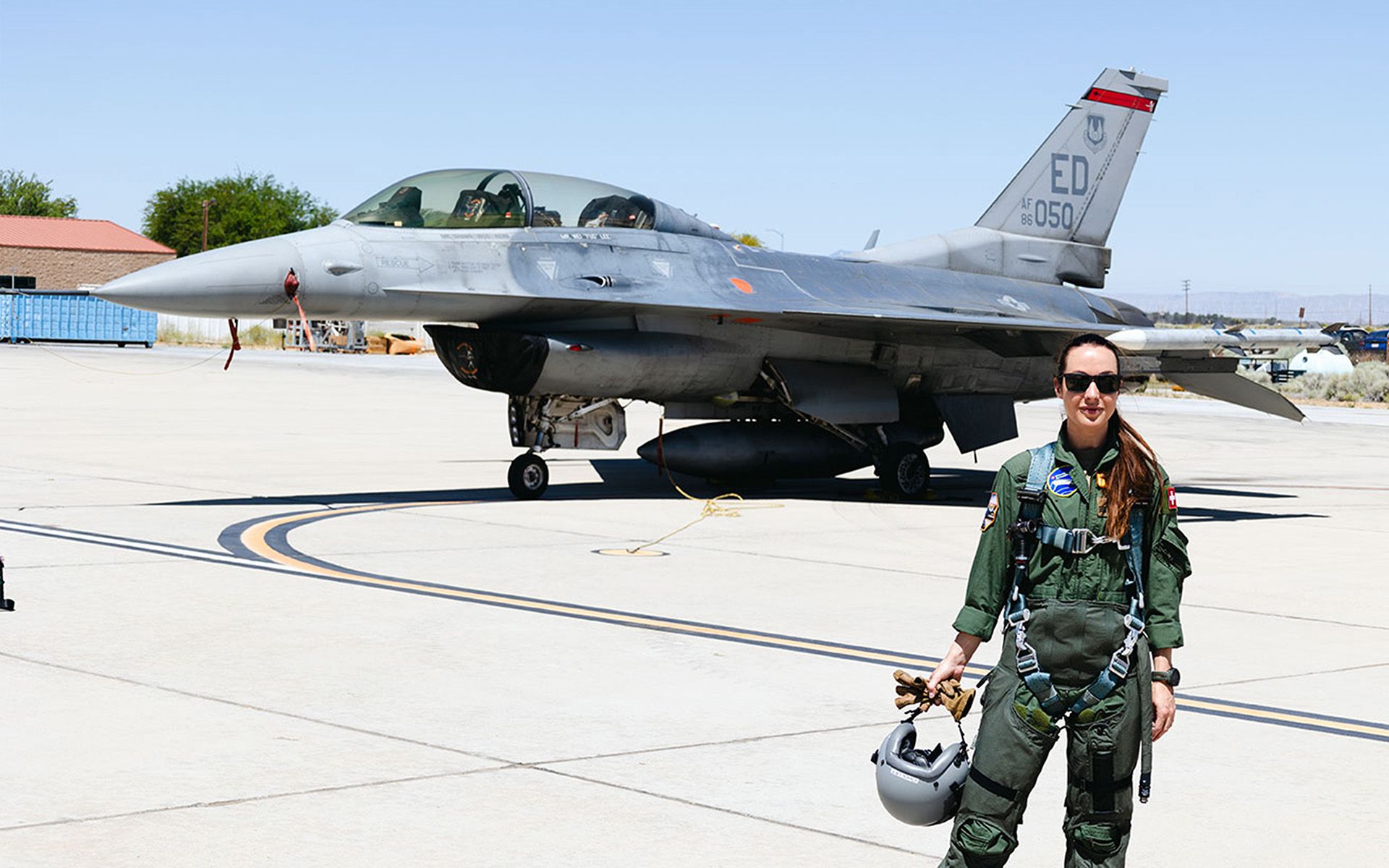 La photo montre la pilote d'essai Fanny Chollet sur la base aérienne d'Edwards de l'U.S. Air Force.