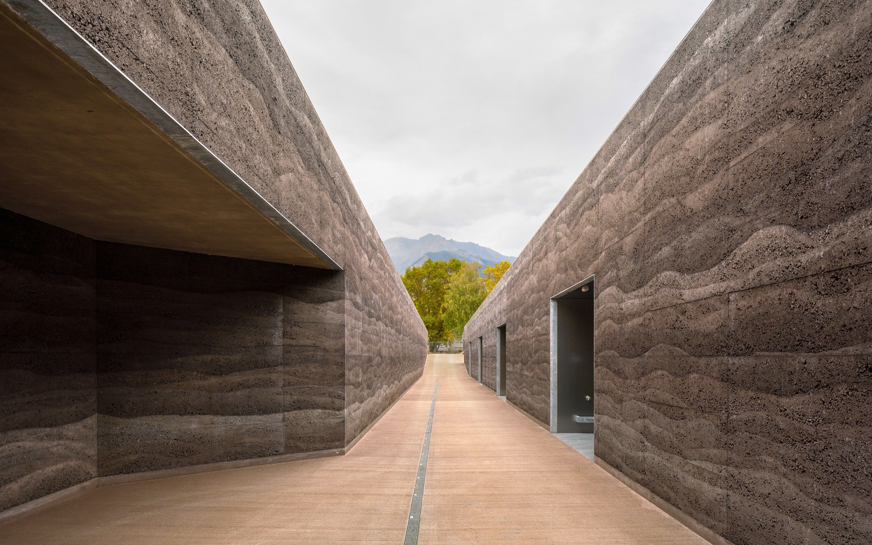 la Confédération et le canton du Valais ont participé conjointement à la construction de l’installation de tir souterraine. De l’extérieur, seule son entrée étroite est visible.