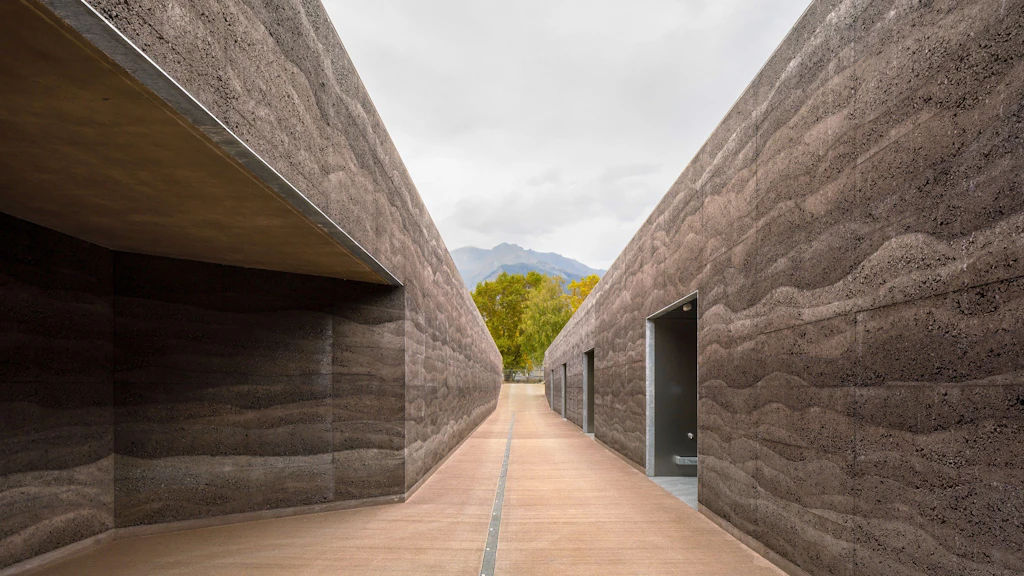 la Confédération et le canton du Valais ont participé conjointement à la construction de l’installation de tir souterraine. De l’extérieur, seule son entrée étroite est visible.