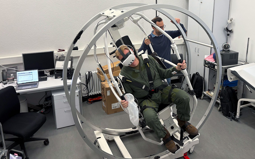 Participant pendant un exercice dans le simulateur vestibulaire.