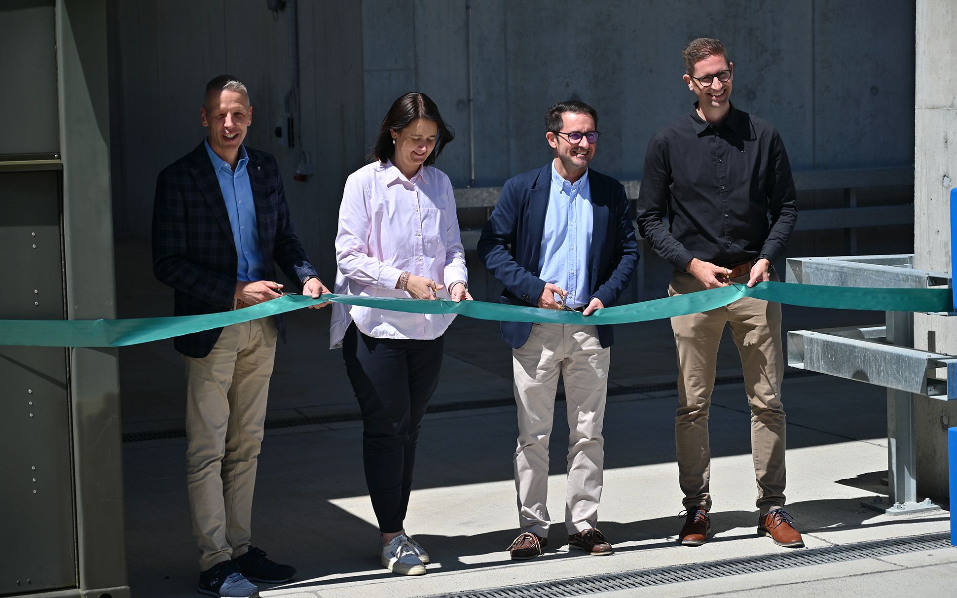 Christian Rutz, capoprogetto e responsabile della gestione delle costruzioni centrali presso armasuisse Immobili, consegna a Urs Lustenberger, capo del centro logistico dell'esercito di Othmarsingen, il nuovo edificio del valore di 30 milioni di franchi. La consegna delle chiavi avviene come previsto dopo 21 mesi di lavori. Rutz consegna così una delle basi container più moderne ed efficienti d'Europa.