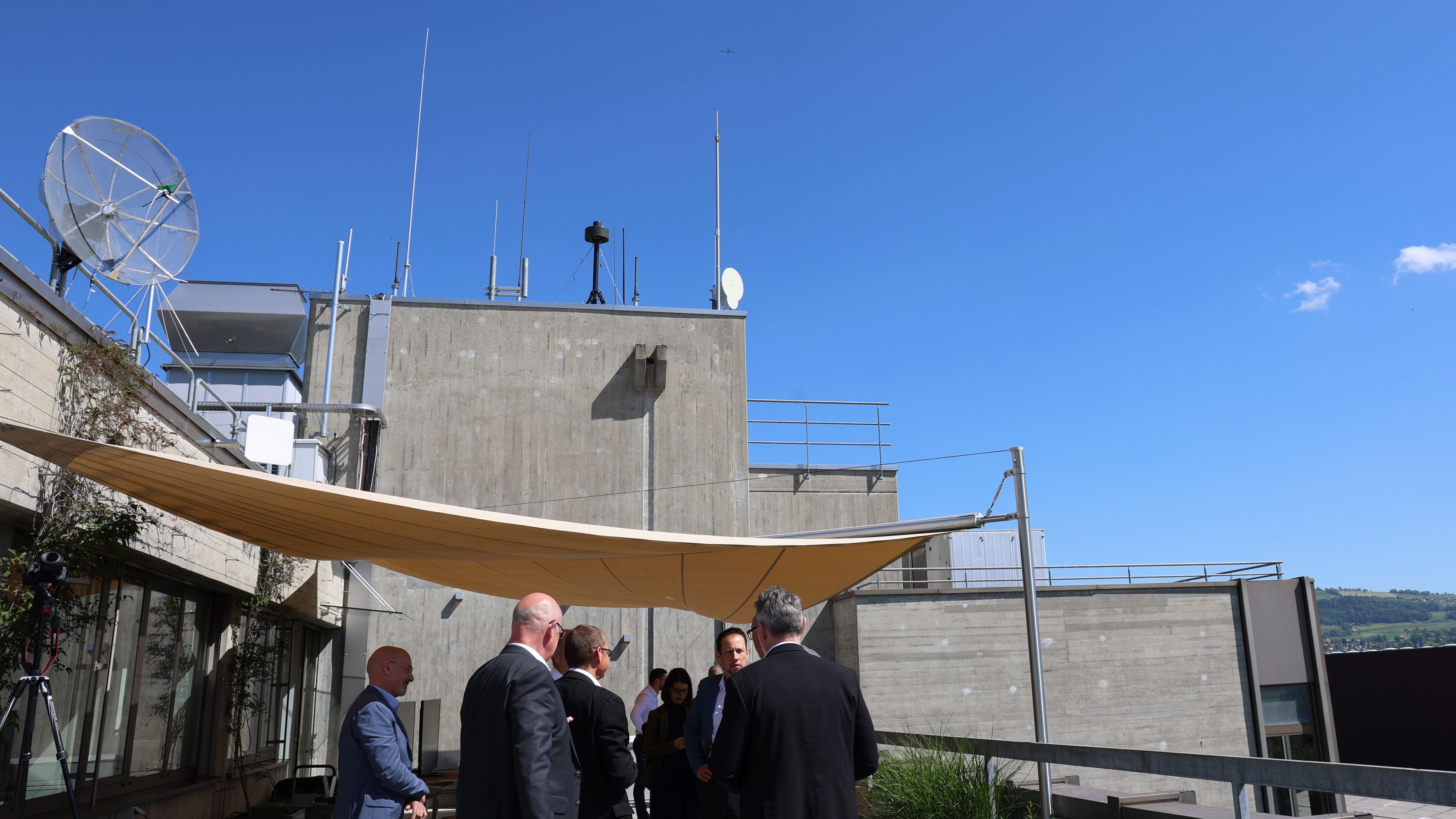 Un drone sorvola un edificio