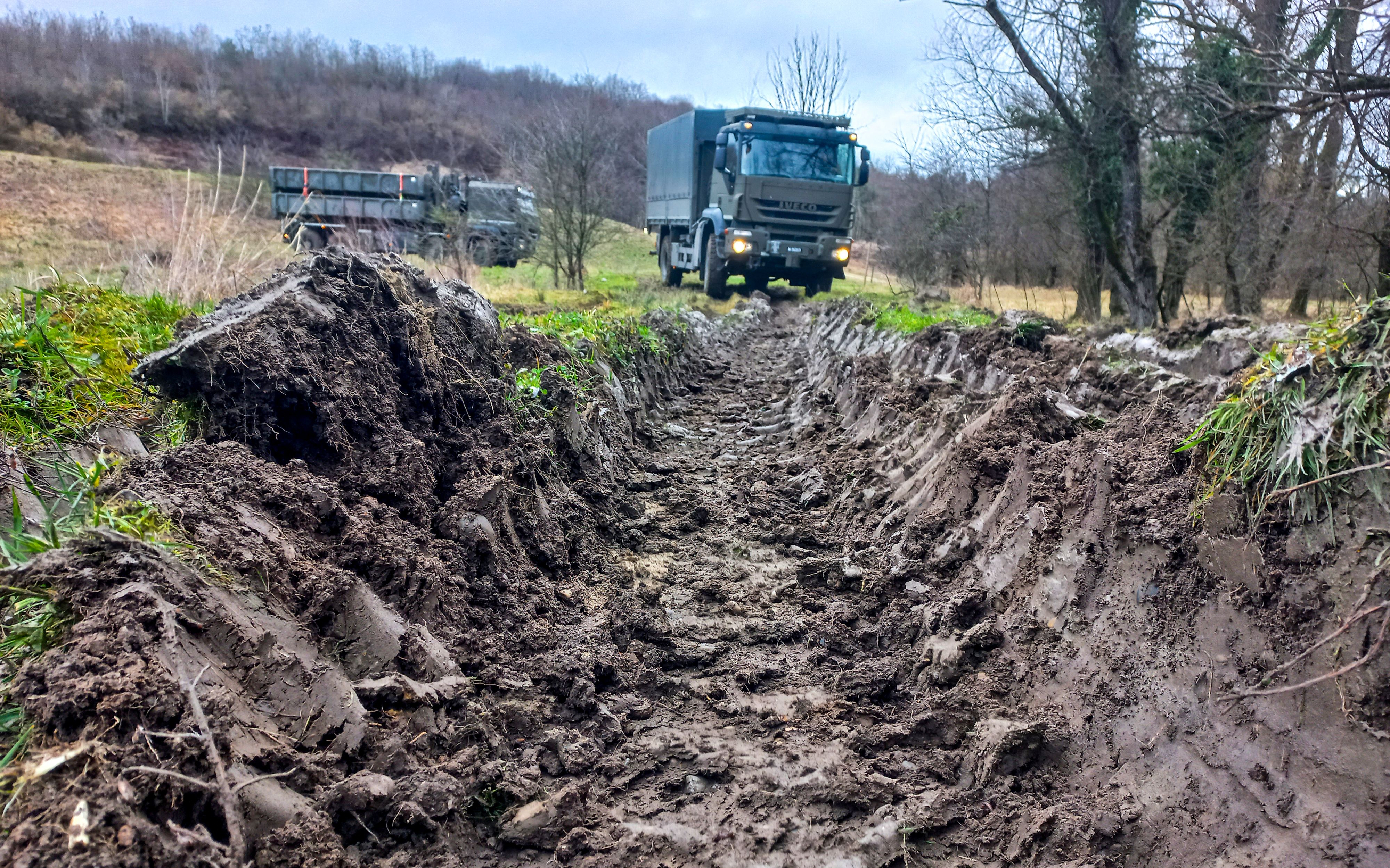 La scuola guida offroad ha creato nel terreno profondi solchi.