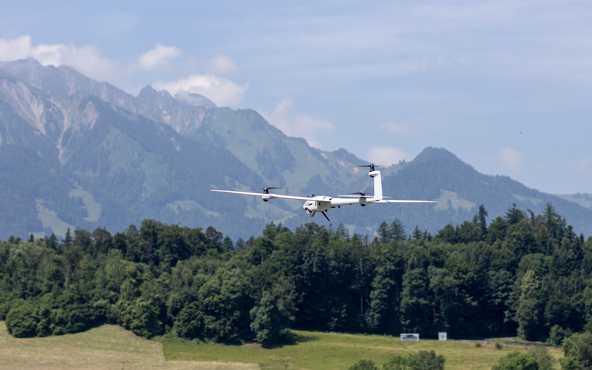 Persone osservano un drone