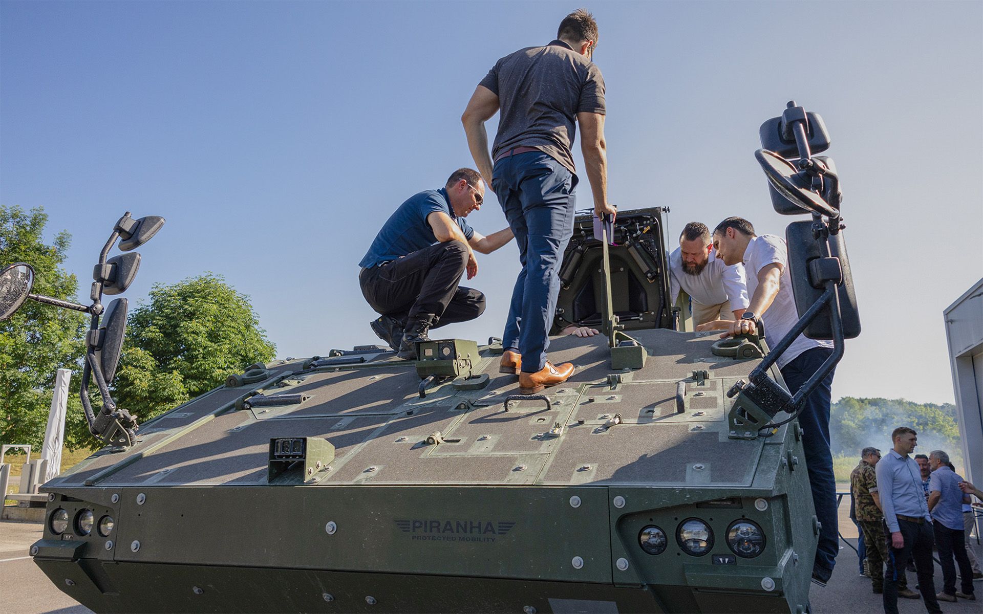Rappresentanti della delegazione canadese, di armasuisse e di GDELS visitano il Piranha IV.